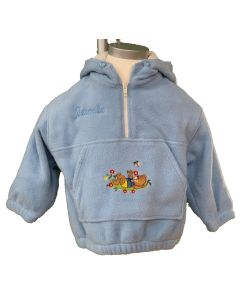 Sød lyseblå drenge anorak med bamse, og navn hvis det ønskes