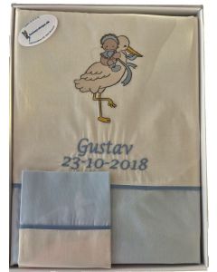 Baby sengetøj med stork bærende en lille dreng og babys navn. Lyseblåt