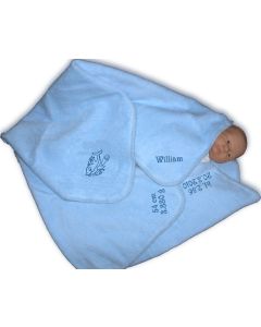 Lyseblåt babytæppe i bomuld med navn og personlige data.