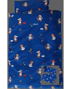 Mørkeblåt babysengelinned og sengerand med print af bamser på vej i seng. Kan leveres med fornavn på dynebetræk.