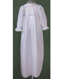 Dåbskjole i poplin med lange ærmer og monteret sløjfe foran