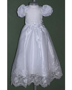 Hvid dåbskjole i satin med korte pufærmer og organzaskørt med blondekant. Fås i str. 62-74.

