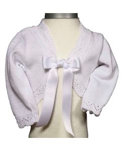 Hvid baby bolero i strik, med blondekanter og satinsløjfe. Str. 68.