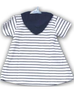 Babykjole med hætte og korte ærmer samt marineblåt logo med 'sport'.  Farve: hvid med blå striber og hætte i blå.