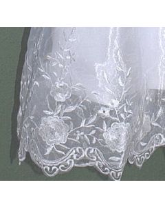 Kortærmet dåbskjole i hvid satin med yderskørt iorganza med bred blondekant
