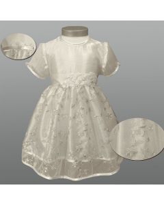 Kort elfenbensfarvet kjole med organzaskørog de fineste broderier. Str. 74/80