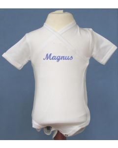 Kortærmet baby body med slå-om facon, her vist med babys fornavn