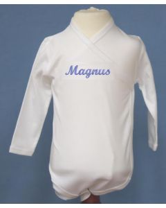 Langærmet baby body med slå-om facon, her vist med babys fornavn