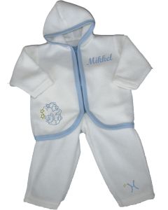 Naturfarvet fritidssæt i lækker polarfleece med blå kant, og med stjernetegn og fornavn, str. 3 mdr til 2 år
