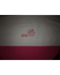 Pink baby sengetøj med barnets stjernetegn og navn