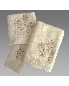 Vaniljefarvet håndklædesæt med blomsterbroderi i 3 dele: Badehåndklæde, håndklæde og gæstehåndklæd