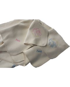 Et lækkert og personligt babytæppe i økologisk, opkradset bomuld - lunt og blødt.
Tæppet måler 100x100 cm