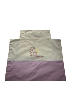 Baby sengetøj med stjernetegn og babys navn. Lavendel