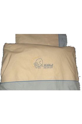 Baby sengetøj med stjernetegn og babys navn, lyseblåt