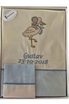 Babysengetøj med motiv af stork med lille babydreng og barnets navn