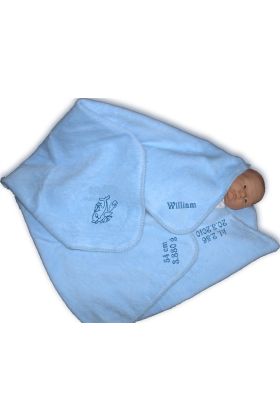 Babytæppe i lyseblåt bomuld med barnets navn, fødselsdata, samt et sødt motiv, eller stjernetegn