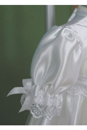 Dåbskjole med tylskørt, blonder og matchende kyse