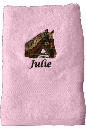 Lyserødt håndklæde eller badehåndklæde med motiv -Hestehoved, samt navn og eventuel dato