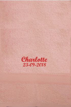 Lyserødt håndklæde eller badehåndklæde med navn samt evt. dato