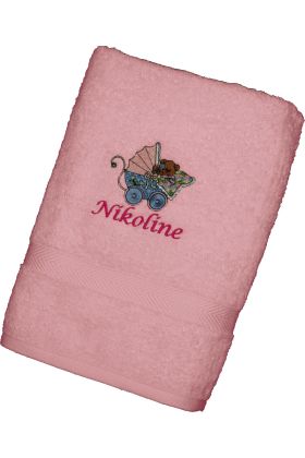 Lyserødt håndklæde eller badehåndklæde med motiv - Bamse i barnevogn, samt navn og evt. dato