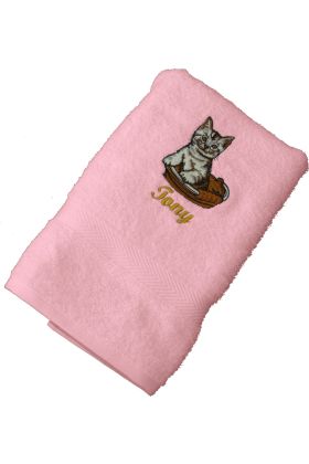 Lyserødt håndklæde eller badehåndklæde med motiv -Lille kat i spand, med navn og eventuel dato