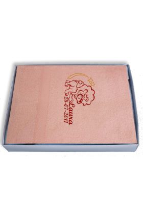 Lyserødt håndklæde eller badehåndklæde med Stjernetegn, navn samt evt. dato