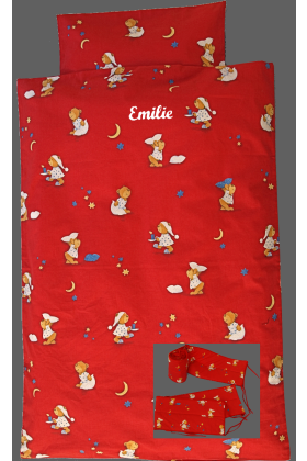 Rødt baby sengetøj med matchende sengerand og de sødeste bamsemotiver. Fås med navn