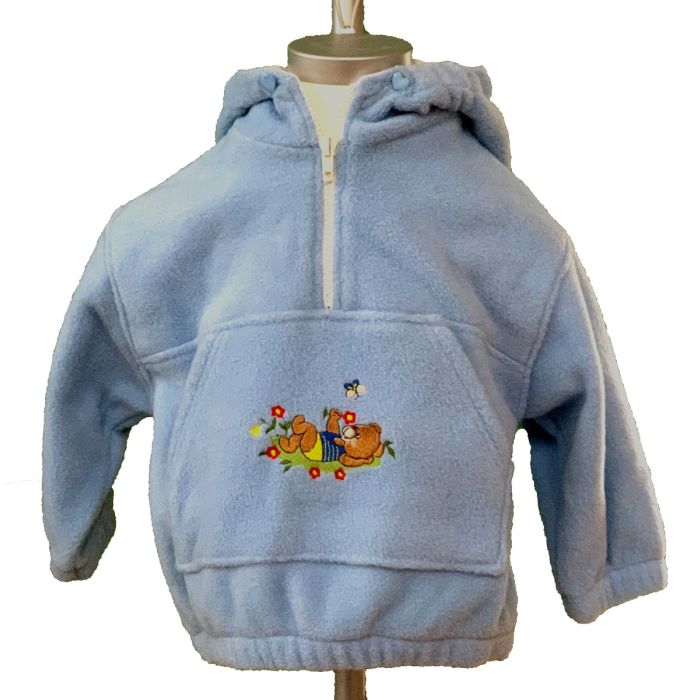 Sød lyseblå drenge anorak med bamse, og navn hvis det ønskes