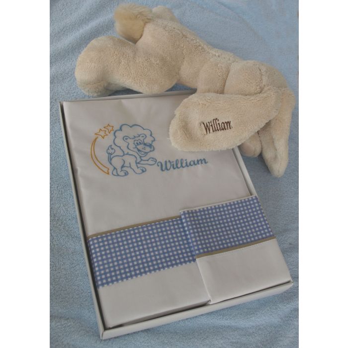 Baby sengetøj med lyseblå tern og barnets stjernetegn og fornavn. Den søde kanin 'Sleepy Mee' kan købes separat hos Fantasy Design.