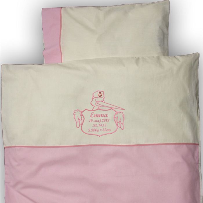 Baby sengetøj med stork med babys navn, fødselsdato, klokkeslæt, vægt og længde, lyserødt