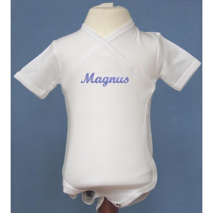 Kortærmet baby body med slå-om facon, her vist med babys fornavn