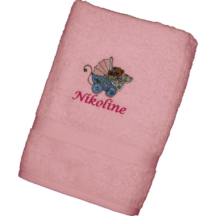 Lyserødt håndklæde eller badehåndklæde med motiv - Bamse i barnevogn, samt navn og evt. dato