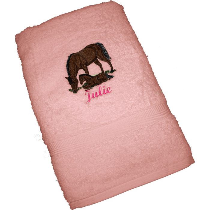 Lyserødt håndklæde eller badehåndklæde med motiv - Hest med føl med navn og eventuel dato.