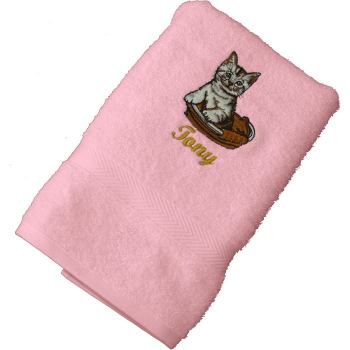 Lyserødt håndklæde eller badehåndklæde med motiv -Lille kat i spand, med navn og eventuel dato
