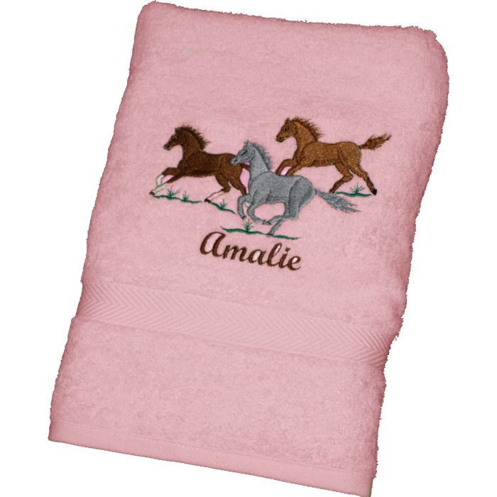Lyserødt håndklæde eller badehåndklæde med motiv -Tre heste i galop med navn og eventuel dato