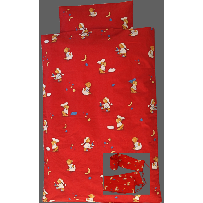 Rødt baby sengetøj med matchende sengerand og de sødeste bamsemotiver. Fås med navn