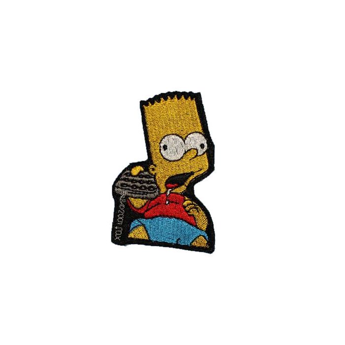 Strygemærke med Bart Simpson og sin uundværlige fjernbetjening.

Størrelse: ca. B60xH80mm.