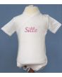 Kortærmet baby body med slå-om facon, her vist med babys fornavn